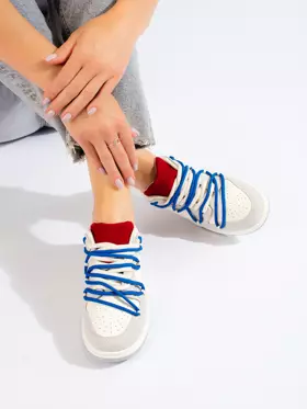 Buty sportowe  z niebieskimi sznurówkami